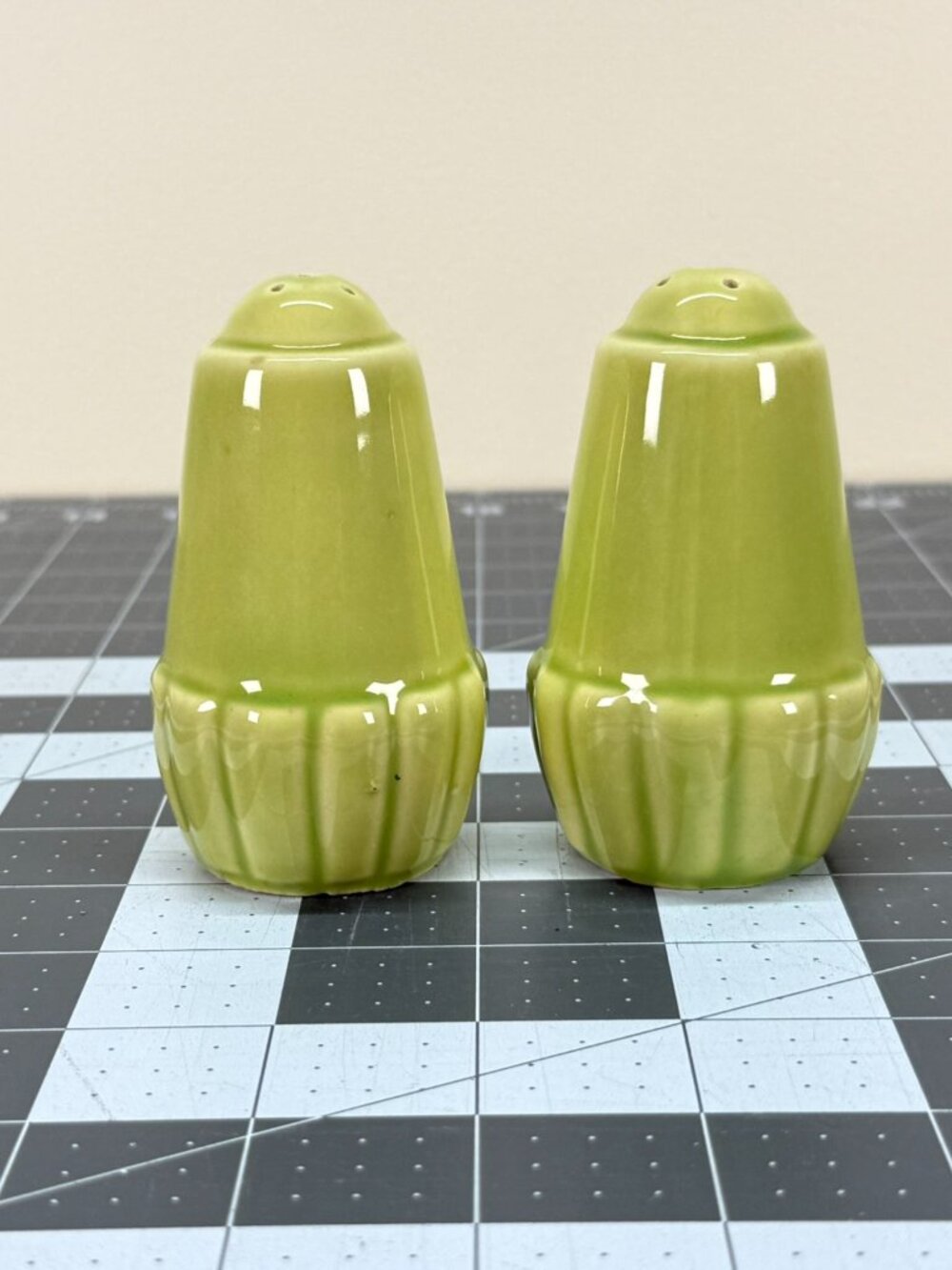 Vintage 1940s Bauer Pottery Monterey Moderne Chartreuse Green Shaker Set